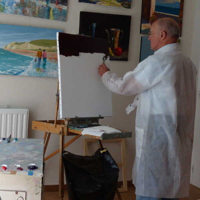 atelier d'artiste peintre; vue partielle montrant un tableau moderne en cours de réalisation
