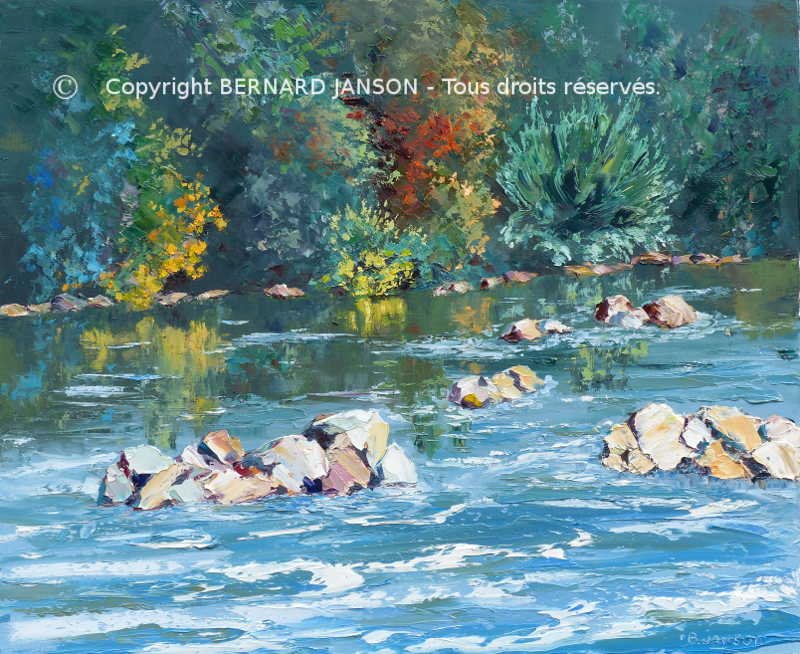 tableau artistique peint au couteau ; bords de rivière en été avec les reflets verdoyants des arbres dans l'eau et les rochers au milieu du courant